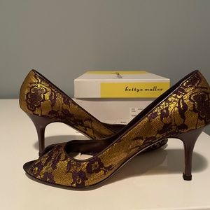 Bettye Muller gold metallic and purple high heel pumps with open toe size 38 1/2